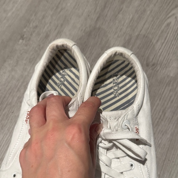 Taos Footwear Off-White Canvas Lace-Ups - Picture 4 of 6